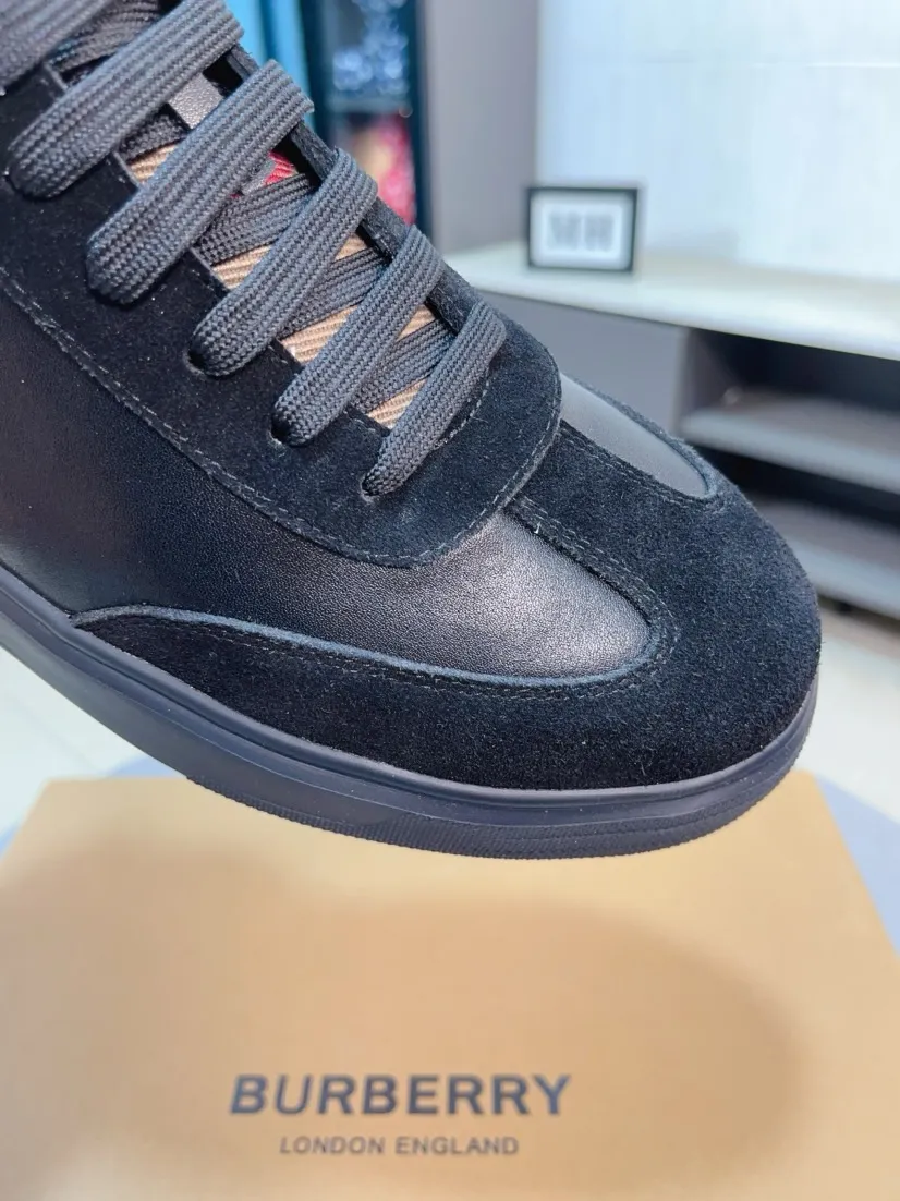 Ex-factory price 420🌹🌹"burberry" Burberry high-top original brand imported from Italy, selected cowhide with electric embroidered logo➕Genuine leather lining, breathable and comfortable (refuses to discolor and grind feet) Sole: non-slip rubber outsole, original quality, super comfortable Korean style shoes🏃 Men's shoe size: 38-44,